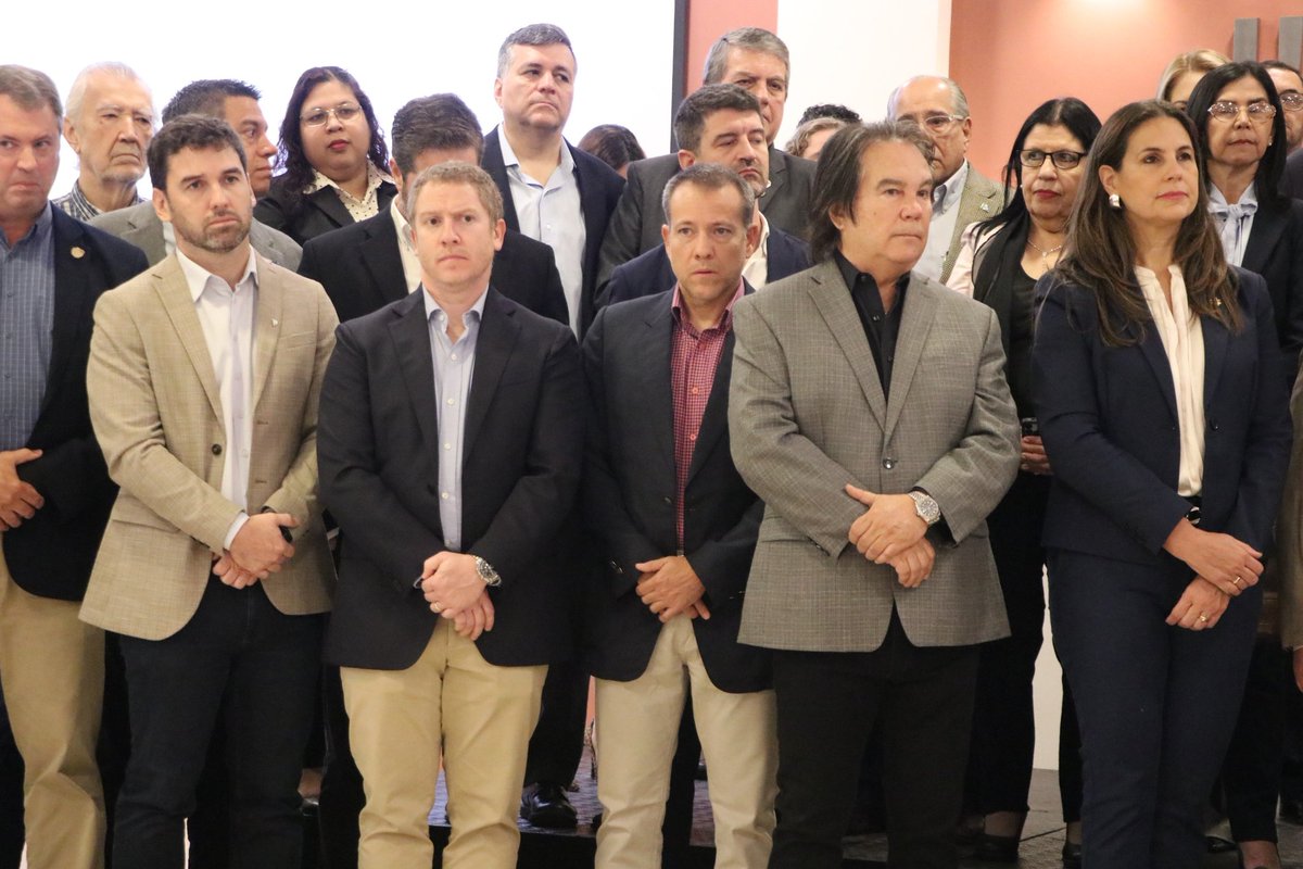 feprincopy's tweet photo. 📌 Gremios del sector empresarial paraguayo, agrupados en la Federación de la Producción, la Industria y el Comercio, presentaron hoy un manifiesto en el que expusieron su postura sobre la situación económica e institucional del país. https://t.co/0hjp5OAeQs