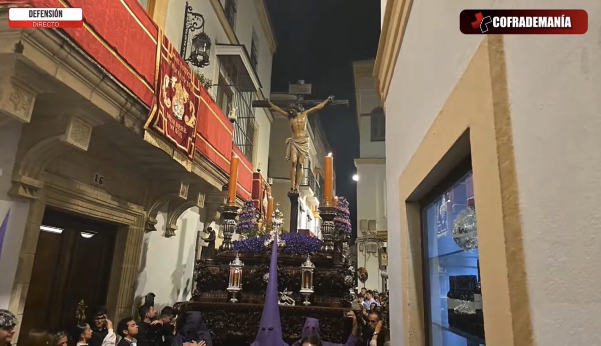 cofrademania's tweet photo. Pedro Garrido ante el Cristo de la Defensión. Un momento mágico del pasado Martes Santo. https://t.co/82NdmDKbmo @masjerez @MigueMoreno79 https://t.co/8SuYeNYqjU