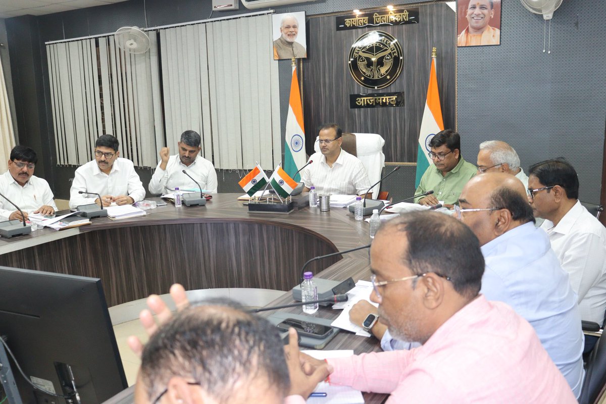 आज सीएम डैशबोर्ड के आधार पर विभागों के प्रगति की समीक्षा की गयी। लंबित प्रकरणों में शीघ्र सुधार लाने तथा योजनाओं के प्रभावी क्रियान्वयन करने, लम्बित परियोजनाओं के निर्माण कार्य को निर्धारित अवधि में गुणवत्तायुक्त पूर्ण करने आदि के सम्बन्ध में आवश्यक दिशा निर्देश दिये गये।