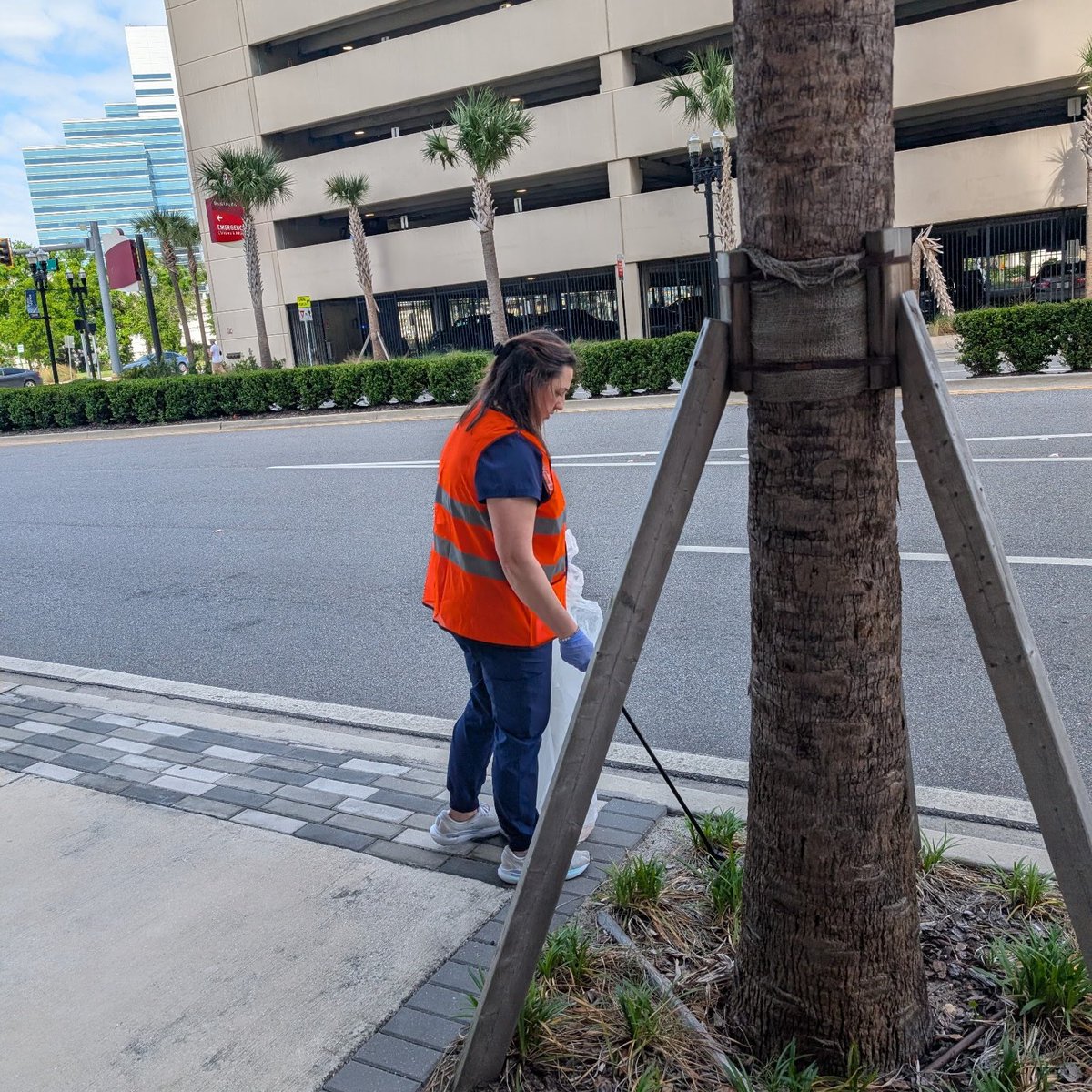 BaptistHealthJx's tweet photo. We’re #BaptistProud to support @UnitedWayNEFL and all they do on behalf of our community, so teams from #BaptistJax and @WolfsonChildren took to the streets of San Marco to clean areas outside of our hospital. Their scrubs were replaced with gloves and trash bags, and they really made our downtown campuses shine! 🚮💙