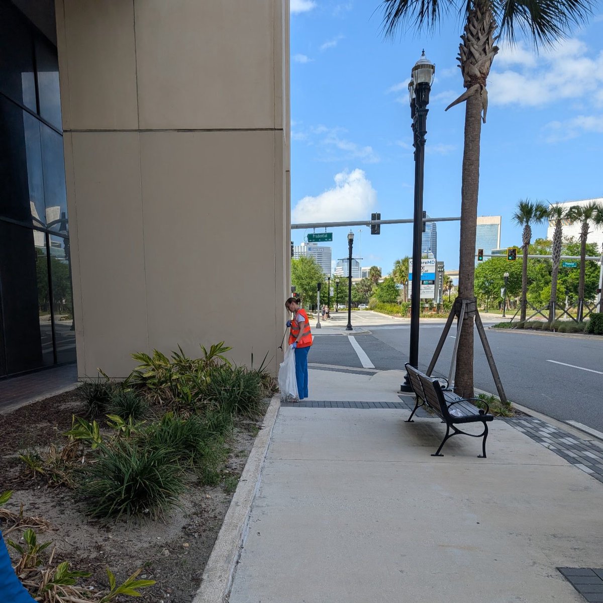 BaptistHealthJx's tweet photo. We’re #BaptistProud to support @UnitedWayNEFL and all they do on behalf of our community, so teams from #BaptistJax and @WolfsonChildren took to the streets of San Marco to clean areas outside of our hospital. Their scrubs were replaced with gloves and trash bags, and they really made our downtown campuses shine! 🚮💙