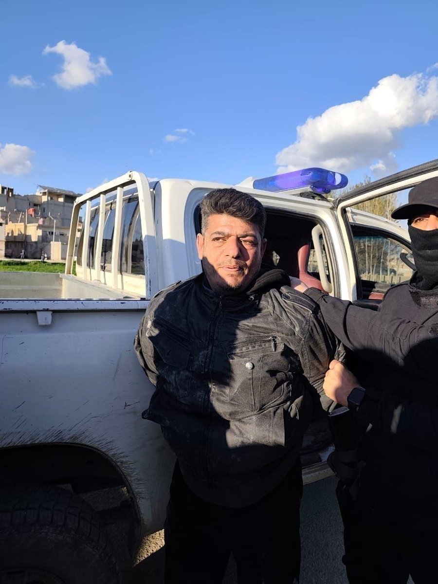 QalaatAlMudiq's tweet image. #Syria: a former Regime fighter, photographed with compromising evidence, was arrested in #Damascus province.

He's from Jablah countryside.