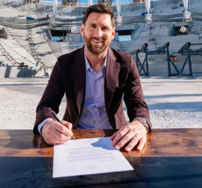 Lionel Messi buys Spanish 3rd division club UE Cornellà. ✍🏼
And he now officially owns two clubs, real madrid and ue cornella.🐐