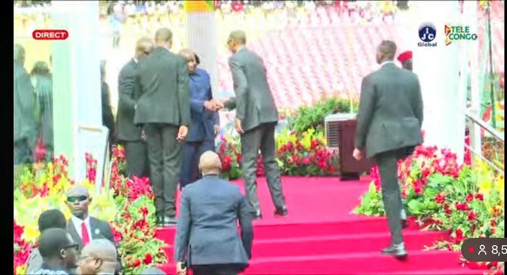 goma24news's tweet image. #GL #RWANDA #BURUNDI

Une salutation inattendue du président rwandais Paul Kagame à son homologue burundais Évariste Ndayishimiye lors de l’investiture du président  Denis Sassou Nguesso.

Ce geste traduit une certaine maturité politique de la part du président rwandais envers