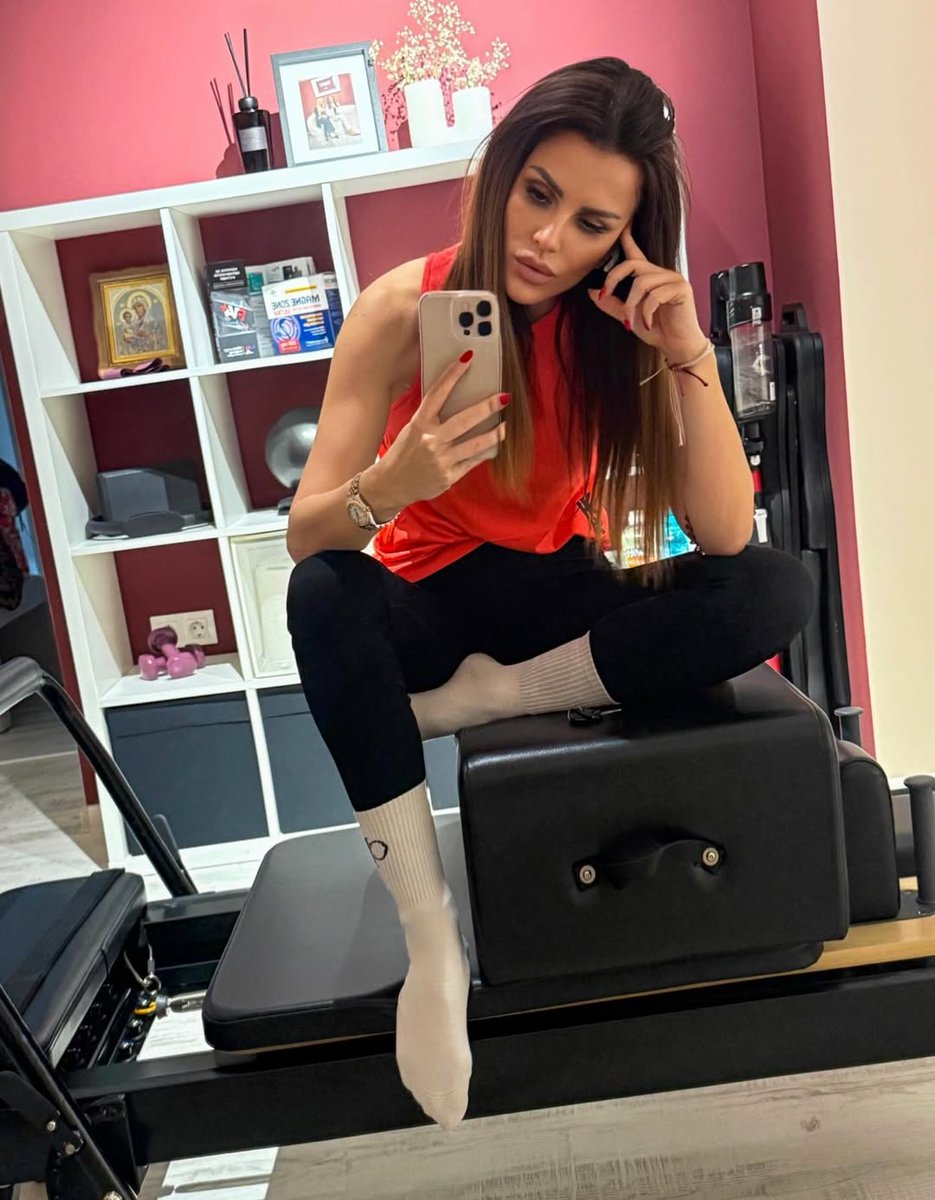 Many people ask me how I stick to a fitness routine. There's no secret; it's simply about replacing "Do I want to train?" with "I must train today."

Motivation may fade, but habits don't.