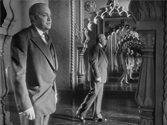 ponrajofficial's tweet image. #filmdiaryclassicals 10 •

🎬 #CitizenKane 1941 ⏳1h59m ⭐8.2 Dir- #Orsonwelles #Mystery #Epic #drama #tragedy 
🔍 🕶️ 🗝️🏛️ 🌍 👑 🎬 🚀🎭💔 💀🥀

#oneline of the film

#Rosebud என்ற வார்த்தையின் மூலம், ஒரு செல்வந்தரின் வாழ்க்கையில் நிறைந்த மர்ம முடிச்சுகளை அவிழ்க்க நினைக்கும்