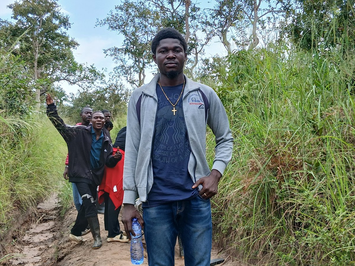 FranckYENG19878's tweet image. Après plusieurs parcours dans les provinces du #Kongo Central, de #Kinshasa et du #Kwango, nous avons parcouru 240 km à moto jusqu’à la province du Kwilu, en traversant la rivière Kwilu.Notre objectif est de demander la paix #RDC. Rejoignez la #caravane #panafricaine