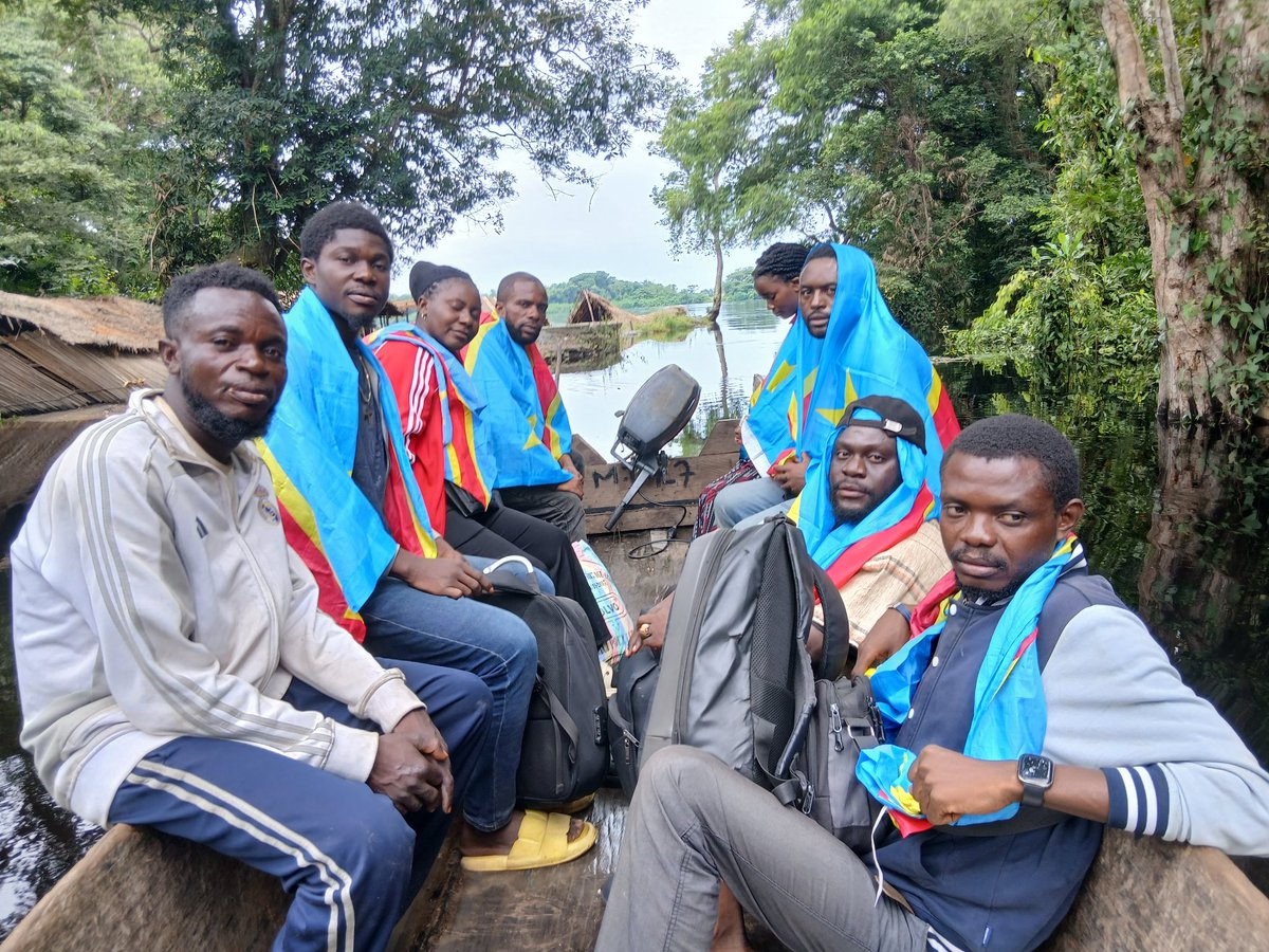 FranckYENG19878's tweet image. Après plusieurs parcours dans les provinces du #Kongo Central, de #Kinshasa et du #Kwango, nous avons parcouru 240 km à moto jusqu’à la province du Kwilu, en traversant la rivière Kwilu.Notre objectif est de demander la paix #RDC. Rejoignez la #caravane #panafricaine