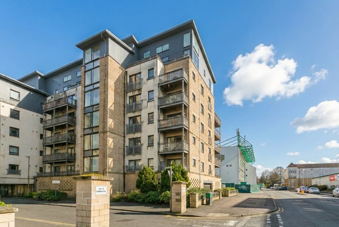 mov8realestate's tweet image. City living with views to match.

This spacious corner apartment offers two bedrooms, a balcony and skyline views, all just moments from Edinburgh city centre.

📍 Easter Road, Edinburgh
 mov8realestate.com/property/hawkh…

#EdinburghProperty #CityLiving #MOV8 #PropertyForSale #LeithLiving