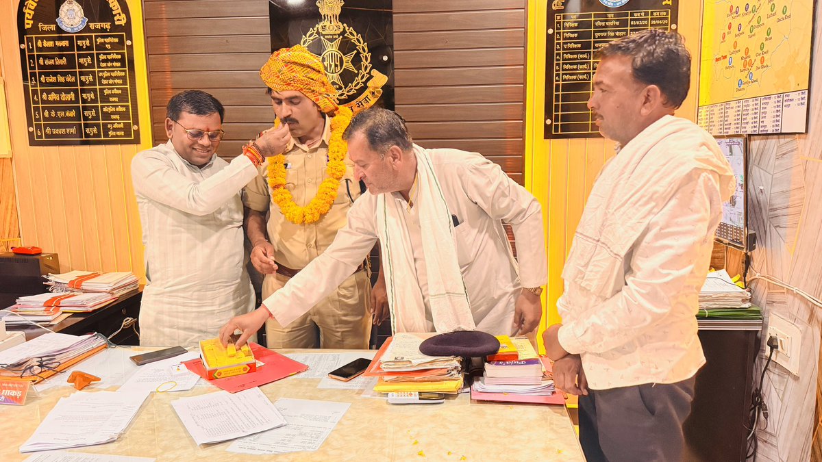 आज #ब्यावरा_सिटी_थाना पहुंचकर थाना प्रभारी श्री Virendra Dhakad जी केस इंचार्ज श्री गोविंद मीना जी और उनकी पूरी टीम का फूल-माला, साफा पहनाकर और मिठाई खिलाकर भव्य स्वागत किया गया।
यह सम्मान उस सराहनीय कार्य के लिए है, बहुत बहुत धन्यवाद एवं आभार ।