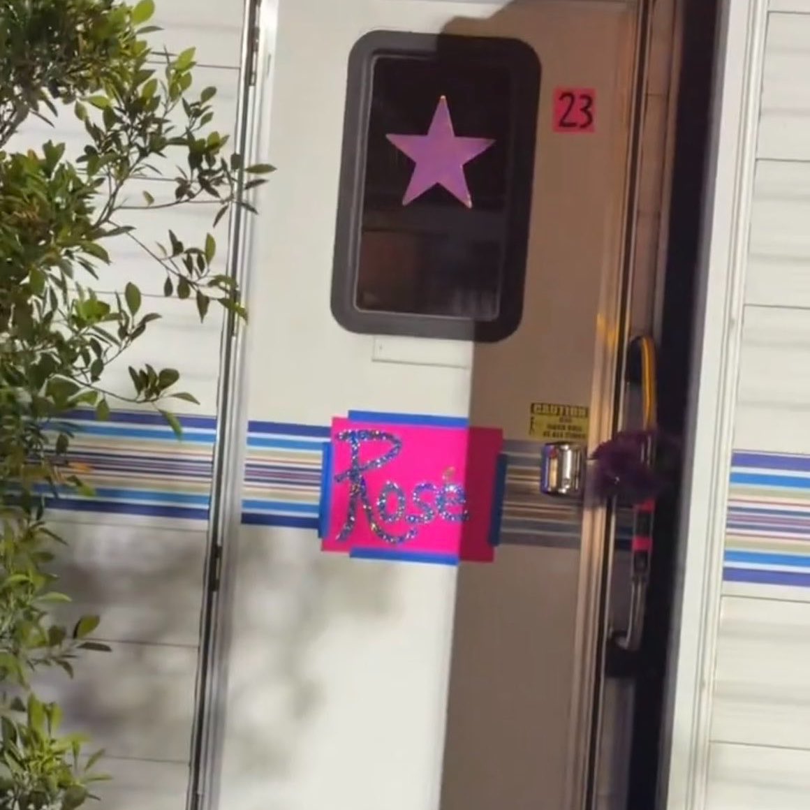 Following rumors of a possible appearance at Sabrina Carpenter’s Coachella set, ROSÉ has a trailer backstage at the festival. 👀