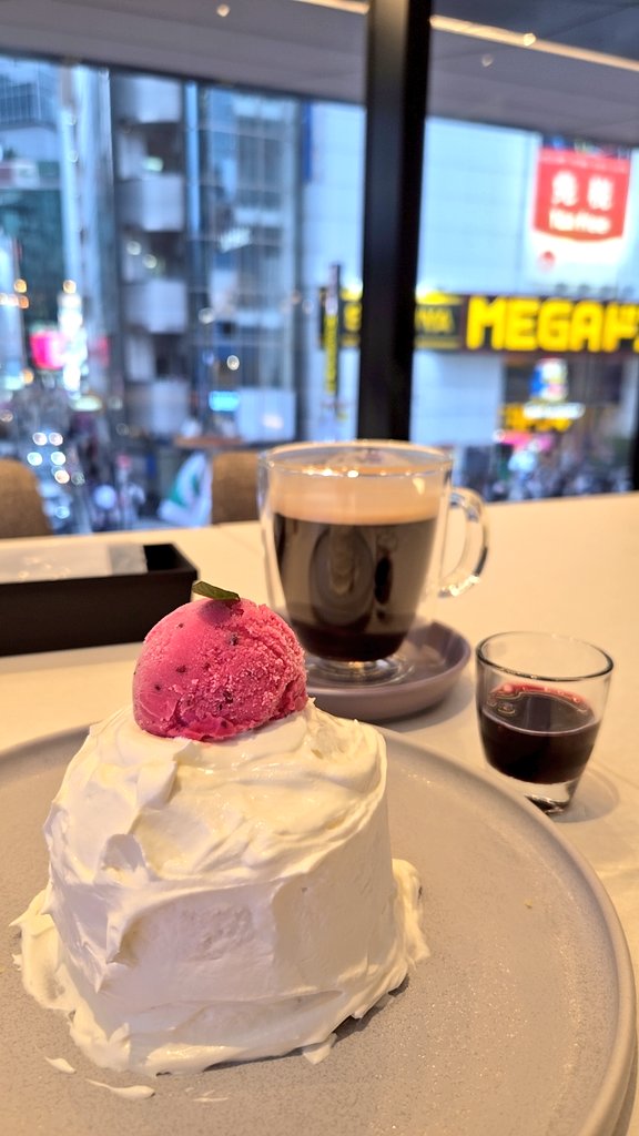 robitan666's tweet photo. かもめ食堂、映画館で観れた☺
懐かしくて素敵で大好きな映画。
20年前なのかぁー
自分もお店やれてるなんてねぇー
感慨深い。。。

満席の店内をふと眺めて幸せな表情｢かもめ食堂がついに満席になりました｣プールで拍手喝采のシーンで涙が溢れた。

ちゃんと素敵ないらっしゃい、言えてるかな。。。 https://t.co/EdYBaPai9U