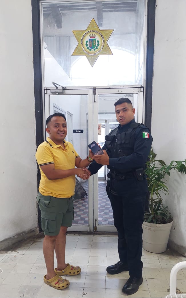 PoliciaMeridaMx's tweet photo. Porque cada acción cuenta para brindar confianza y cercanía a la ciudadanía; Recuperamos un teléfono celular tras realizar labores de búsqueda y verificación de la identidad de su propietario. https://t.co/9bWQhTEloi