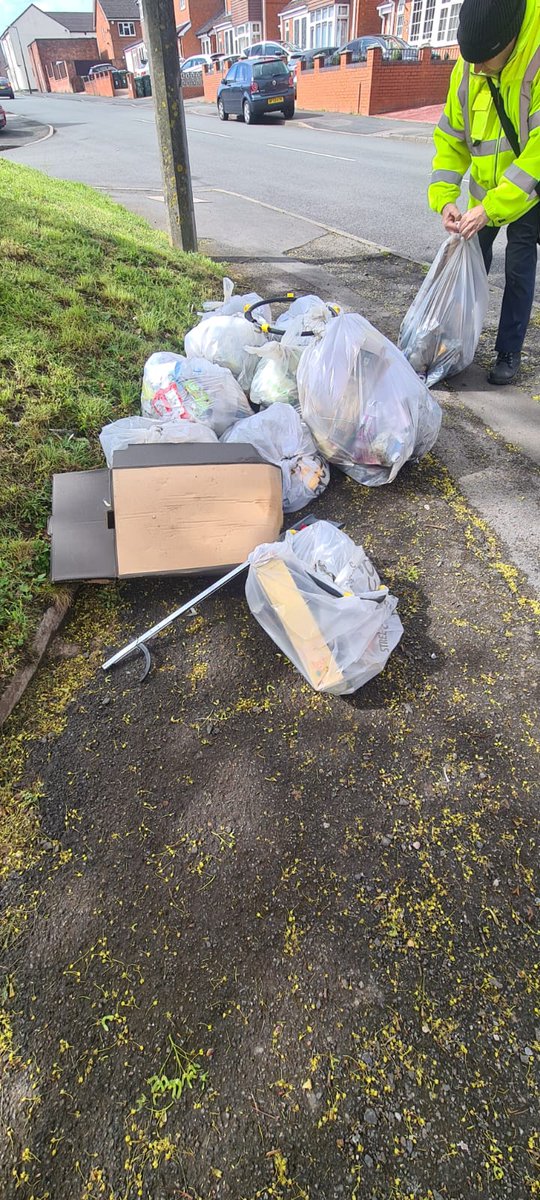 Litterwatch1's tweet image. Back on home turf!  Huge thanks to the @BarrattHomes  team for joining our #volunteers at their old stomping grounds on Messenger Road, #Smethwick today.
Together, we cleared 19 bags of litter! We’re so grateful for their ongoing support.
#Socialvalue #Community #sandwell