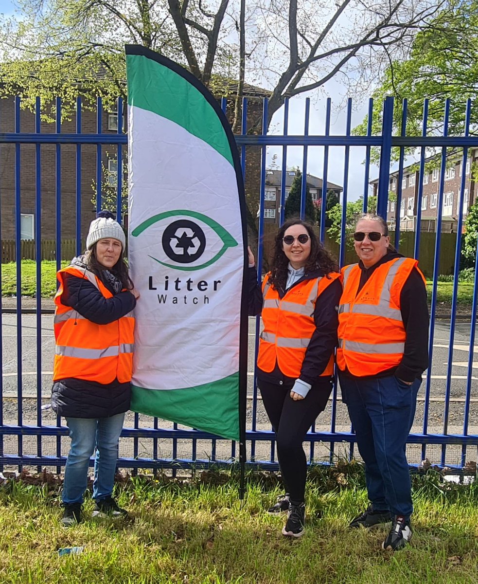 Litterwatch1's tweet image. Back on home turf!  Huge thanks to the @BarrattHomes  team for joining our #volunteers at their old stomping grounds on Messenger Road, #Smethwick today.
Together, we cleared 19 bags of litter! We’re so grateful for their ongoing support.
#Socialvalue #Community #sandwell