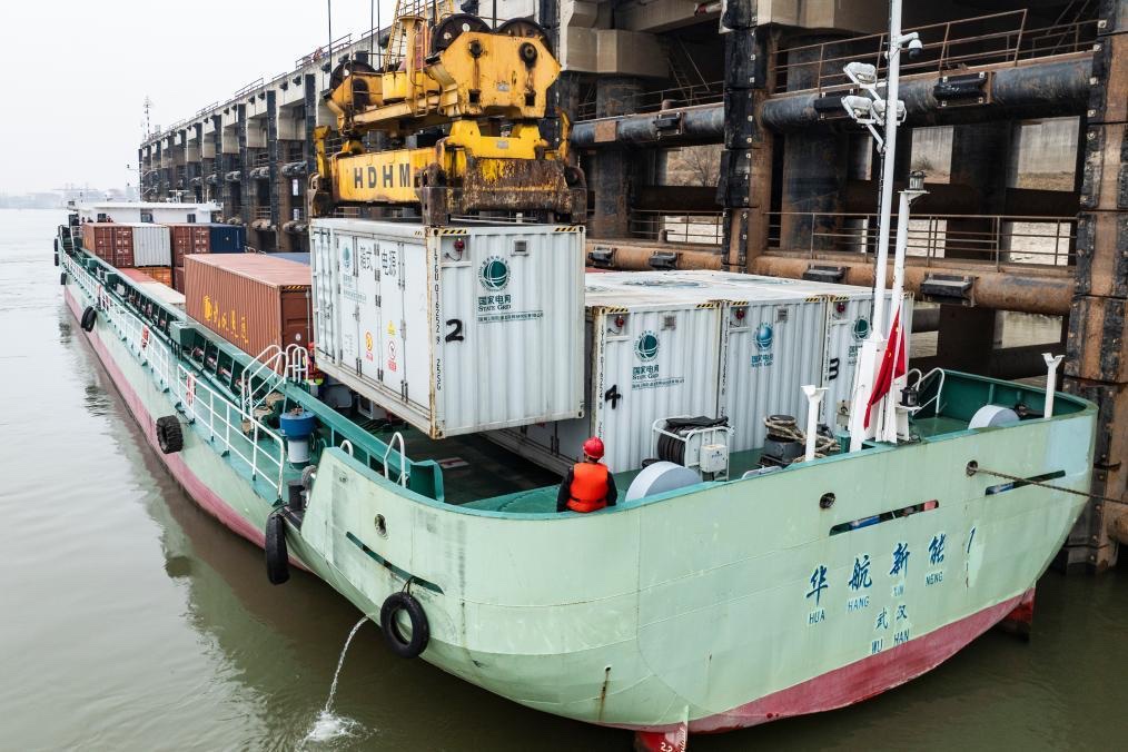The "Huahang Xinneng 1" pure electric cargo ship entered service on the Yangtze River in November 2023. Speed: 18 km/h, range: 175 km, deadweight : 1,800 tonnes, capacity: 120 TEU. Battery swapping: 10 minutes (The second image shows the battery swapping operation).