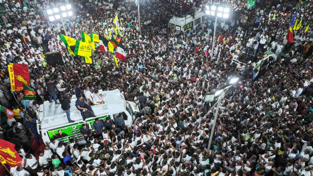 EPSTamilNadu's tweet photo. #கோவை மற்றும் #திருப்பூர் மாவட்டங்களில், நமது வெற்றியை இன்றே தங்கள் வரவேற்பால் உறுதிசெய்துவிட்ட பொதுமக்களிடம் நம் கழகக் கூட்டணி வேட்பாளர்களை ஆதரித்து பிரச்சாரம் மேற்கொண்டேன்.

1998-ல் நான் மக்களவை உறுப்பினராக இருந்த நேரத்தில், மாண்புமிகு அம்மா அவர்களின் கனவுச் சட்டமான பெண்களுக்கான 33% நாடாளுமன்ற 
மற்றும் சட்டமன்ற இடஒதுக்கீடு சட்டத்தை அன்றைய மாண்புமிகு வாஜ்பாய் அவர்களின் மத்திய அரசு சார்பில் அஇஅதிமுக-வைச் சேர்ந்த அன்றைய மத்திய சட்ட அமைச்சர் திரு. தம்பிதுரை அவர்கள் தாக்கல் செய்து படித்துக்கொண்டிருந்த போது, 
��ந்த சட்ட முன்வடிவை சமாஜ்வாதி கட்சியின் எம்.பி. பிடுங்கி கிழித்து எறிந்துவிட்டார். 

தற்போது பாரதப் பிரதமர் 
திரு. @narendramodi அவர்கள் “மாண்புமிகு அம்மா”அவர்கள் கொண்டுவந்த கனவுச் சட்டத்தை நிறைவேற்ற உள்ளார்.

தொகுதி வரையறை குறித்து @mkstalin முழுக்க பொய்யான கருத்தை அவதூறு பிரச்சாரமாக மேற்கொண்டார். இன்று வீடெல்லாம் கருப்பு கொடி கட்டச் சொன்னார். நானும் வந்தவழி எல்லாம் பார்த்தேன். எங்கும�� ஒரு கருப்பு கொடி கூட இல்லை!

ஸ்டாலின் கூறுவது எல்லாம் பொய் என்பதை தமிழக மக்கள் உணர்ந்துவிட்டதற்கு இதுவே சாட்சி! 

#அண்ணாதிமுக_WINNING!✌️
#நல்லாட்சி_COMING!🌱
#Vote4AIADMK