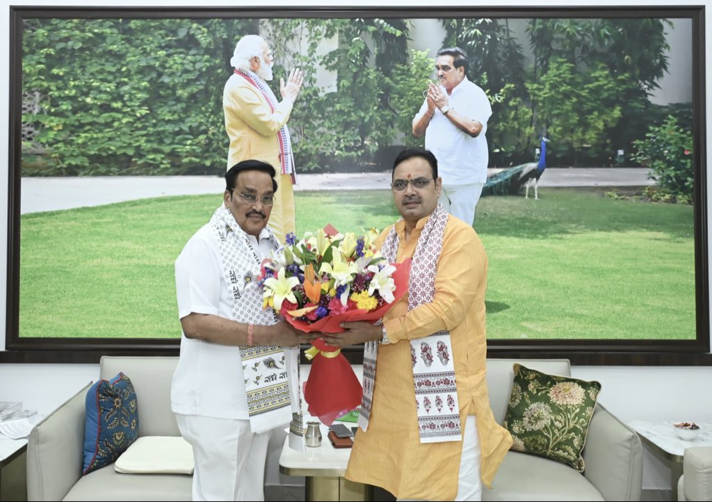 आज दिल्ली स्थित निवास में राजस्थान के माननीय मुख्यमंत्री भजन लाल शर्मा जी से शिष्टाचार भेंट कर विभिन्न विकासात्मक विषयों पर चर्चा की।