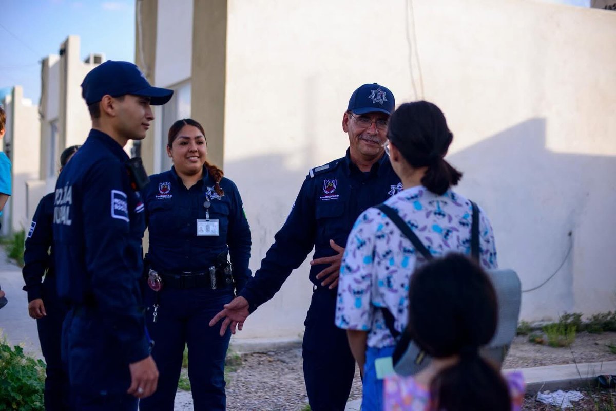 Oficiales de Seguridad Pública entregan apoyo alimenticio a familia del sector Praderas

Piedras Negras, Coah. — Oficiales de Seguridad Pública a cargo del Comisario Cruz Eliud Mercado entregaron apoyo alimenticio a una familia del sector Praderas que atraviesa una situación