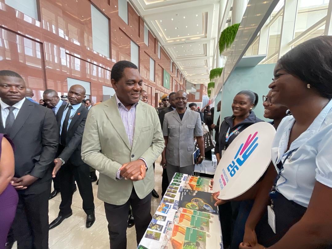 UNV_Zambia's tweet photo. ✨ Celebrating #IVY2026 during #NationalYouthWeek with @HHichilema and our dedicated @UNVolunteers. Volunteers’ contributions matter in strengthening Zambia’s development. Together, we arise and soar! 🌍💪 #YouthPower #UNV #AriseAndSoar https://t.co/jXoPpz8u7G