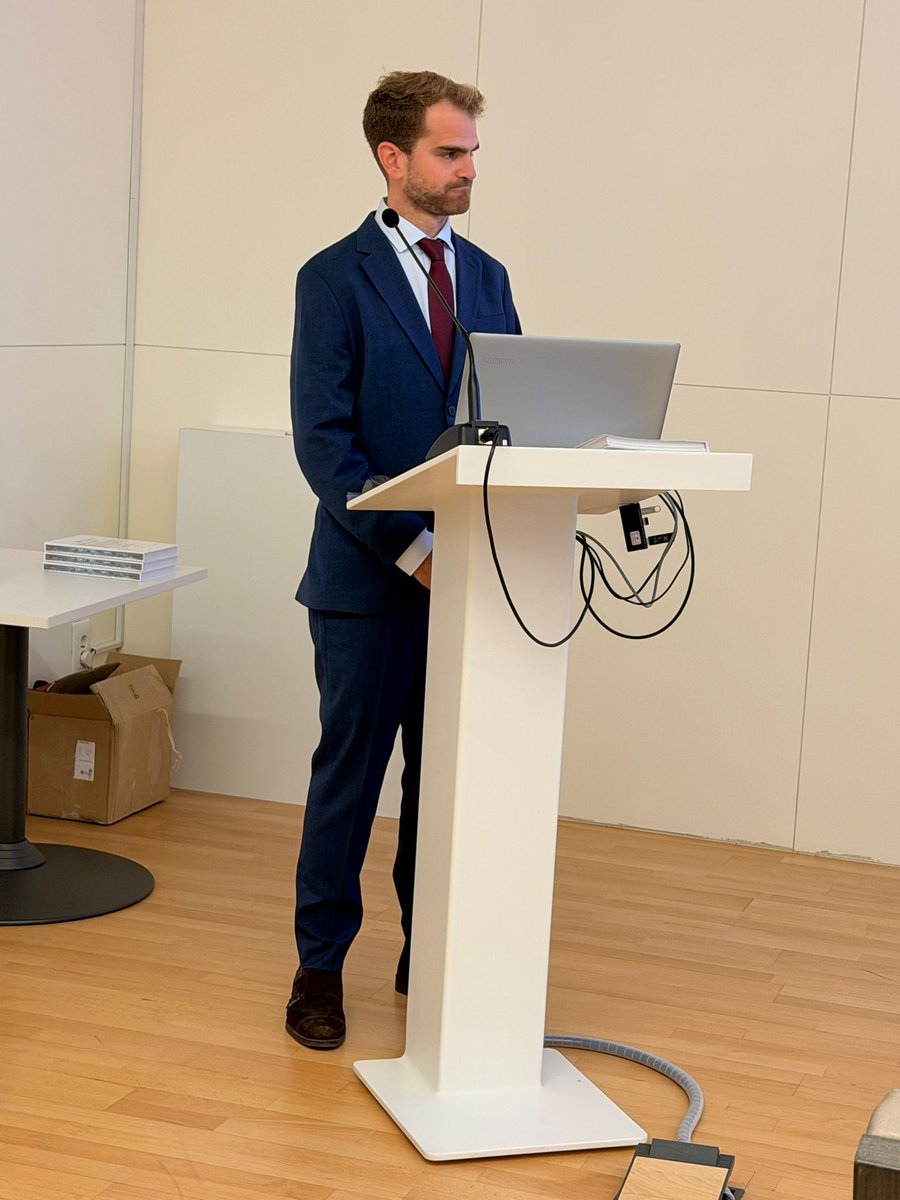 FacMedicinaUGR's tweet photo. 🧵 ¿Pueden estudiantes de Letras o Ingeniería salvar vidas?La tesis "LIVES TO GIVE LIFE" de Pedro Fernández Florido analiza el impacto de enseñar Soporte Vital Básico en grados NO biosanitarios de la @CanalUGR. 👇 https://t.co/cCXz2J9a60