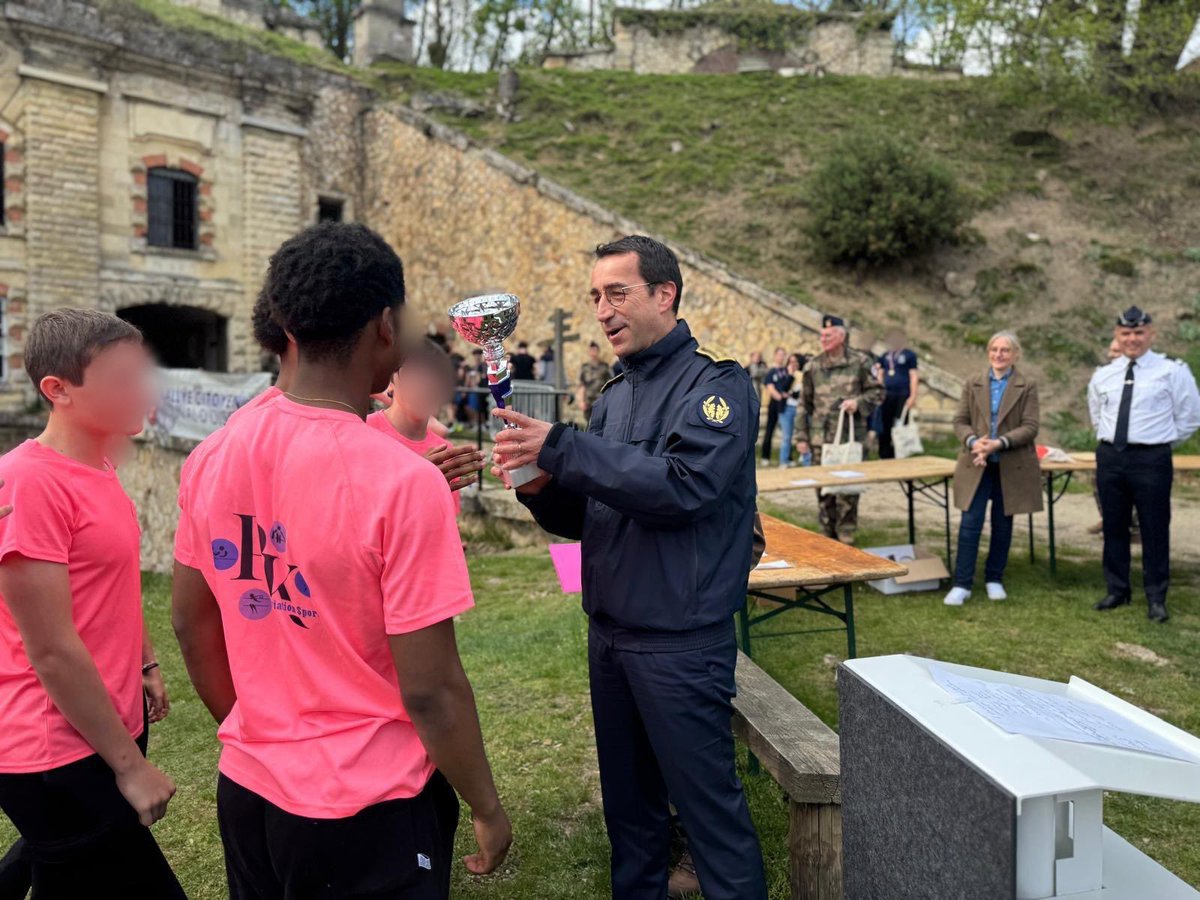 Prefet95's tweet image. 🏃🇫🇷 #Engagement #Jeunesse | Avec le rallye citoyen au fort de Cormeilles-en-Parisis, la jeunesse valdoisienne rassemblée autour des valeurs de la République.   

🏃🏽‍♂️🏃‍♀️ Cette semaine en présence de @prefet95, ce sont 216 collégiens et lycéens et 14 jeunes sapeurs-pompiers qui ont