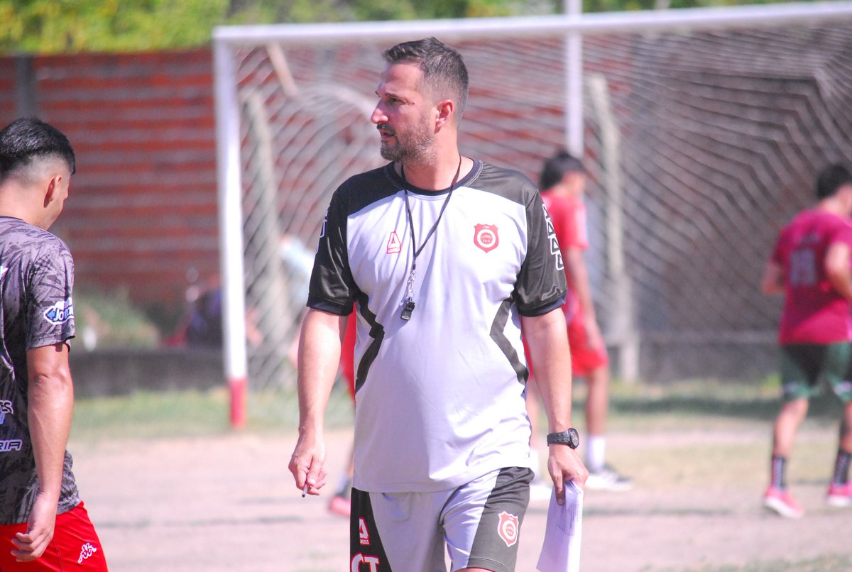 🎂 FELIZ CUMPLE ARIEL 🥳

🎉 Desde el Camba deseamos un feliz cumpleaños a nuestro DT de primera división @ariel_cedres y esperamos que pase un excelente día 🫂

💪🏽 Dejale tu saludo a nuestro DT en su cumple‼️😉

#CambáCuá40Años