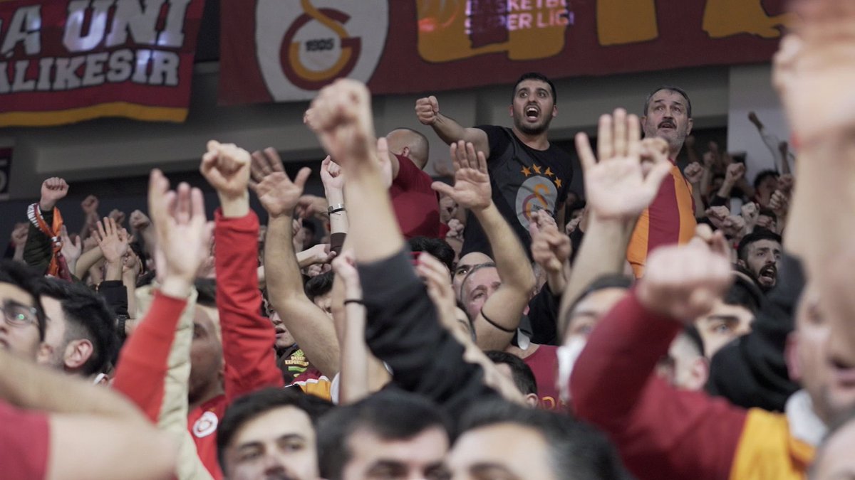 Allah fırsat verdi, 23 Nisan 2008’de fener maçı öncesi Florya’da vardım, bugün de Kemerburgaz’da vardım.O zaman da Reis ordaydı bugün de Reis ordaydı. Muhtemelen benim iş güç aile dolasıyıyla olamayacağım her yerde yine Reis orda olacak. Gidin hayat nefretinizi başka yerde kusun.