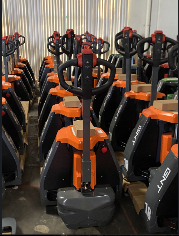 GNTLifts's tweet image. Upgrade your operation ⚡

GPC-Li (External Charger)
GPJ-Li (Internal Charger)

✔ 4,000–5,000 lb capacity
✔ Lithium power = less downtime
✔ Built for performance

Which one are you running?

#MaterialHandling #Warehouse #Logistics #PalletJack #Lithium #SupplyChain #Forklift