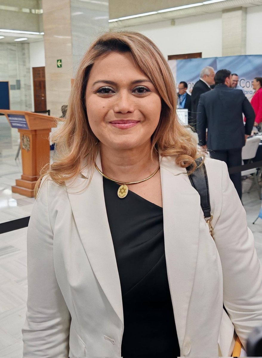 DarwinHK's tweet photo. Miren este curioso caso. Beyla Estrada, además de ser esposa del Secre de Comunicación de Jimmy y haber favorecido a cuánto politico tradicional se le ocurra tiene una carrera...sospechosa.
Pasó de ser una abogada relativamente inactiva a ser Magistrada de Sala. Les explico 👇 https://t.co/A6ZsARR9Sn