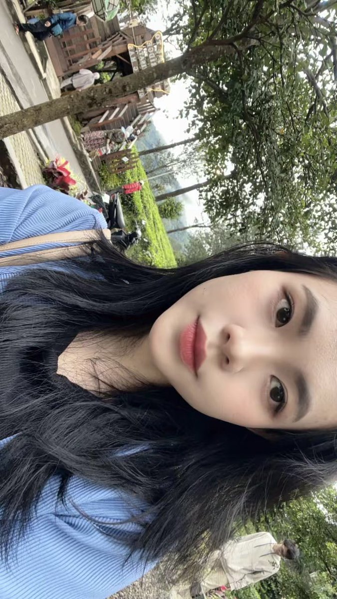 lostgirlbb's tweet photo. not an angel but i do love my black hair🖤 https://t.co/sNlNMvbGMa