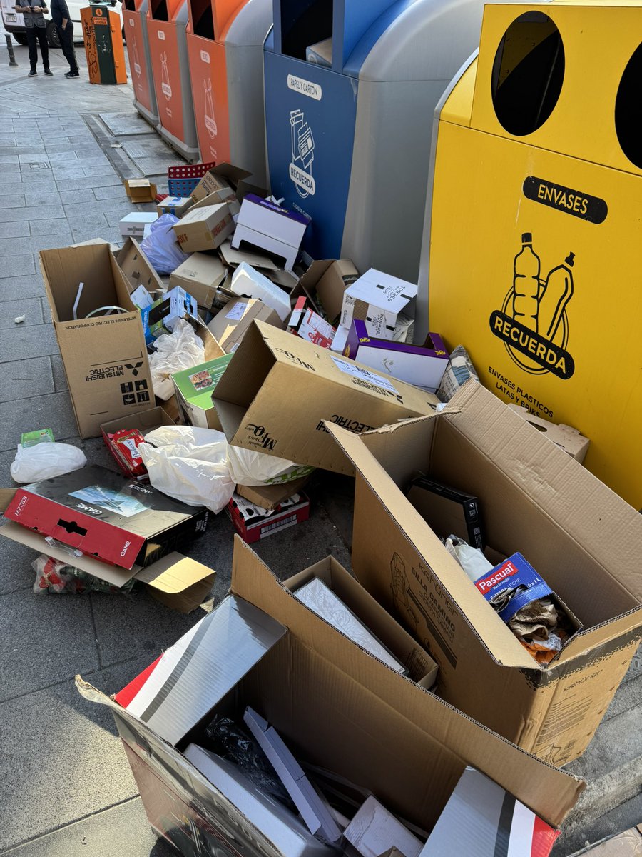 ibid09's tweet photo. Da un gusto pasear por #Alcorcón. 3 días así. ¡Bueno! Cada día que pasa un poco peor. La calle Huertas… de cartón 😓😁. @EsmasAlcorcon @AytoAlcorcon https://t.co/9UKN4xfRZl