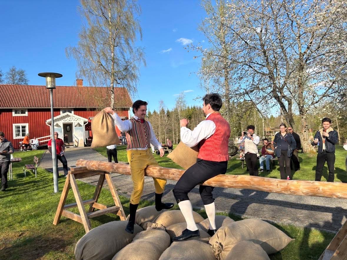 GimleK's tweet photo. Ta chansen att uppleva ett valborgsfirande utöver det vanliga!

Gimle har sedan 2019 bjudit på ett unikt valborgsfirande i svenska folkkulturens tecken, fyllt av axplock från vår rika kulturhistoria och sådant du vanligtvis inte får chansen att ta del av.

Vårt årliga firande har bara blivit mer välbesökt och uppskattat för varje år, och nu är det dags igen - i år ännu bättre!

Evenemanget kommer att starta kl 16:00, och fram till att brasan tänds kl 20:00 kommer det ske olika aktiviteter och utställningar att ta del av. Vi uppdaterar evenemanget löpande, så se till att följa evenemanget och vår Facebooksida för att inte missa något!

PROGRAM/AKTIVITETER (håll utkik för ändringar)
16:00
Öppning

16:00-19:30
-Fika/matservering
-Prova på traditionella folkidrotter och folklekar
-Smide på fältässja 
-Svegsvarvning 
-TBA
-TBA

19:45-20:30
Majsjungning och gemensam färd till sjön där vi tänder majbrasan, lyssnar till vårtal och sjunger tillsammans.

20:30-?
Spontant sång och buskspel vid eldstaden i lillstugan.

MAT/FIKA
Det kommer finnas mat och fika till försäljning på plats.

TA DIG HIT
Hjälmsbodarna ligger utmed riksväg 30 ca 5km norr om Lammhult, där även närmsta tågstation finns. 

Vi arbetar även för att ordna busstransport till och från Alvesta centralstation (ca 4 mil) före och efter evenemanget. Om du är i behov av detta så är du välkommen att höra av dig så att vi kan anpassa på bästa sätt.

FRÅGOR/MER INFORMATION
Om du har fler frågor eller idéer, hör av dig till oss antingen på Facebook eller till info@gimlekultur.se