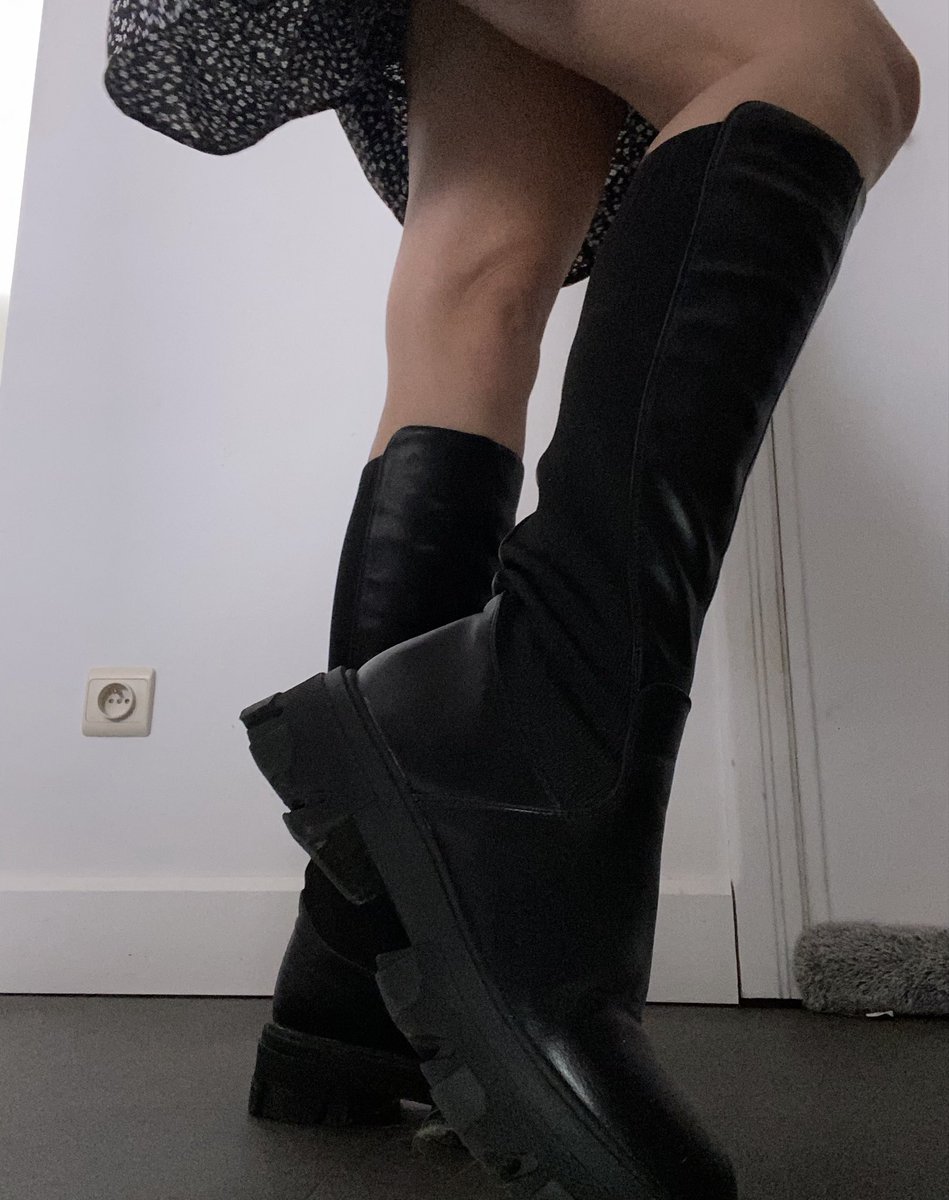 Velvet_Steps013's tweet photo. Something sweet is hiding in these boots... ✨
Want to see the tattoos and arches inside? 👣

Check my new gallery here: 

https://t.co/RuT1UD5OH9

#BootFetish #TattooedFeet #FunWithFeet #DutchModel https://t.co/nn7pxxKNti