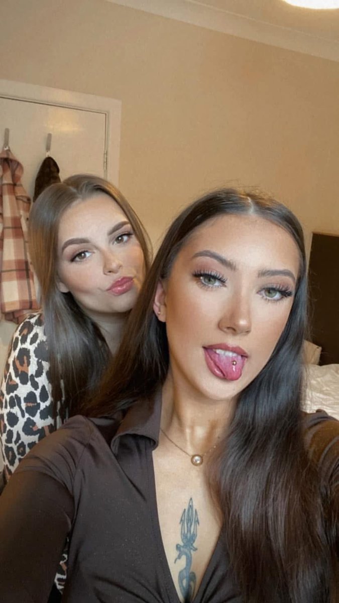 IrlSubs69's tweet image. Left or right? #irlsubmission #irl #submissions