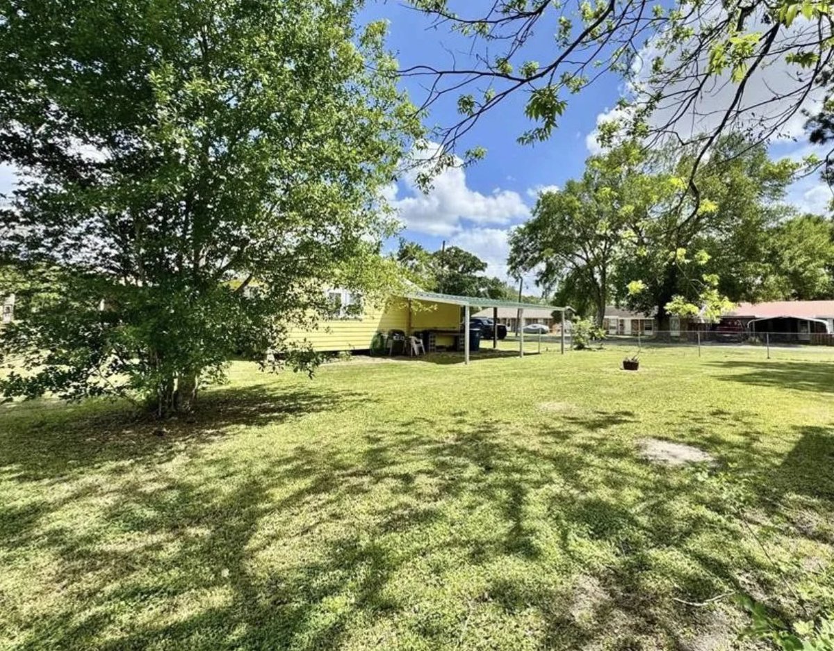oldhouseunder50's tweet image. $55K. #Affordable #Louisiana #cottage with a metal roof, new HardiBoard siding, and the convenience of a fenced yard plus covered parking.  oldhousesunder50k.com/c-1950-afforda…