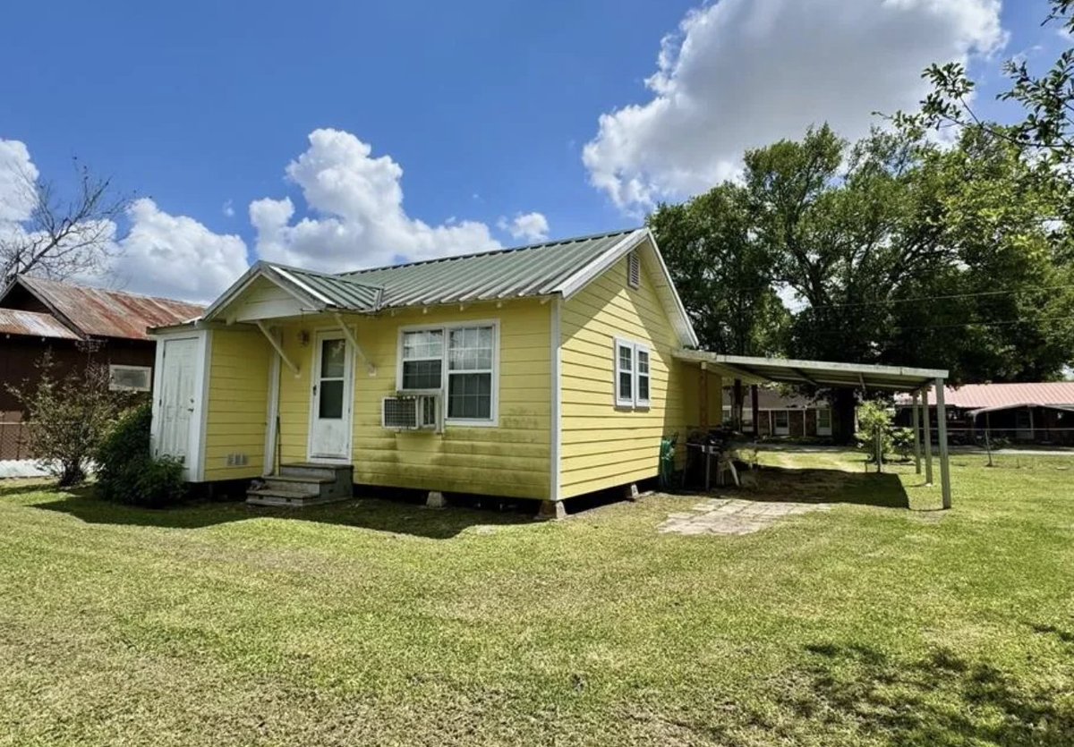 oldhouseunder50's tweet image. $55K. #Affordable #Louisiana #cottage with a metal roof, new HardiBoard siding, and the convenience of a fenced yard plus covered parking.  oldhousesunder50k.com/c-1950-afforda…