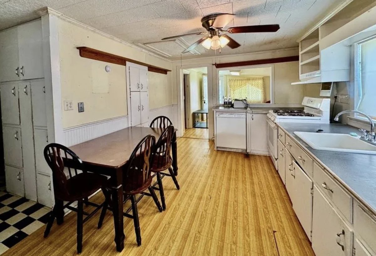 oldhouseunder50's tweet image. $55K. #Affordable #Louisiana #cottage with a metal roof, new HardiBoard siding, and the convenience of a fenced yard plus covered parking.  oldhousesunder50k.com/c-1950-afforda…