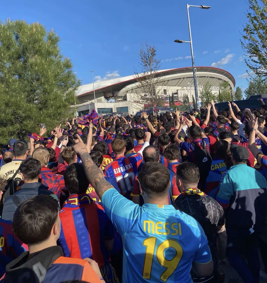 NOSTRAENSENYA's tweet photo. 14/04/26 – ATM vs FC Barcelona

Gran mobilització del grup i del barcelonisme a la capital de l’Estat. L’equip cau eliminat de la competició, però amb el cap ben alt després d’haver-ho deixat tot. https://t.co/asAm0lyrmJ