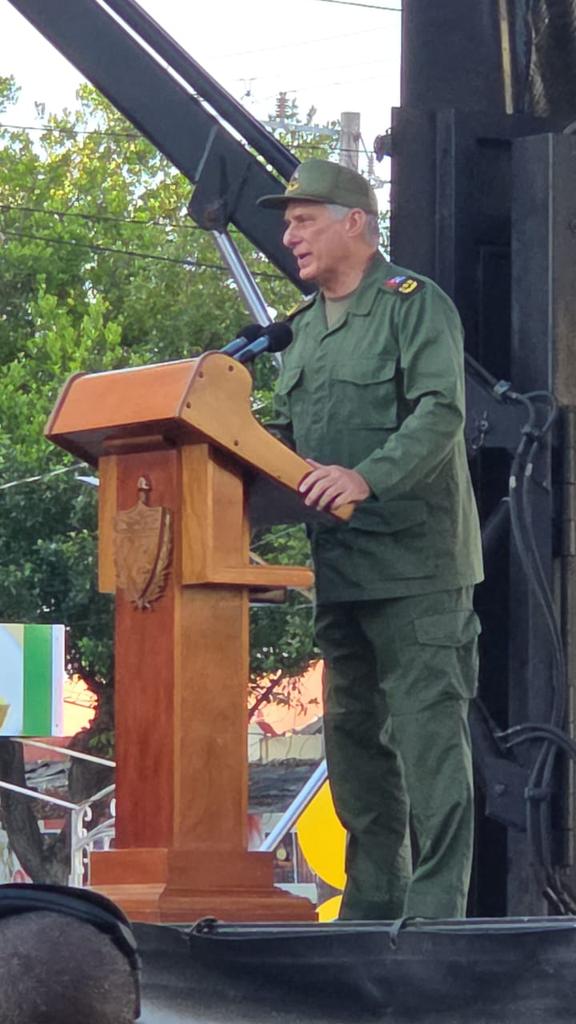 Como aquel histórico 16 de abril de 1961 con Fidel al frente, hoy nuestro pueblo salió junto a Díaz Canel a defender la Revolución y el Socialismo.
¡Abajo el Imperialismo!
¡Abajo el Bloqueo!
¡Viva la Revolución Cubana!
¡Viva el Socialismo!
¡Vivan por siempre Fidel y Raúl!