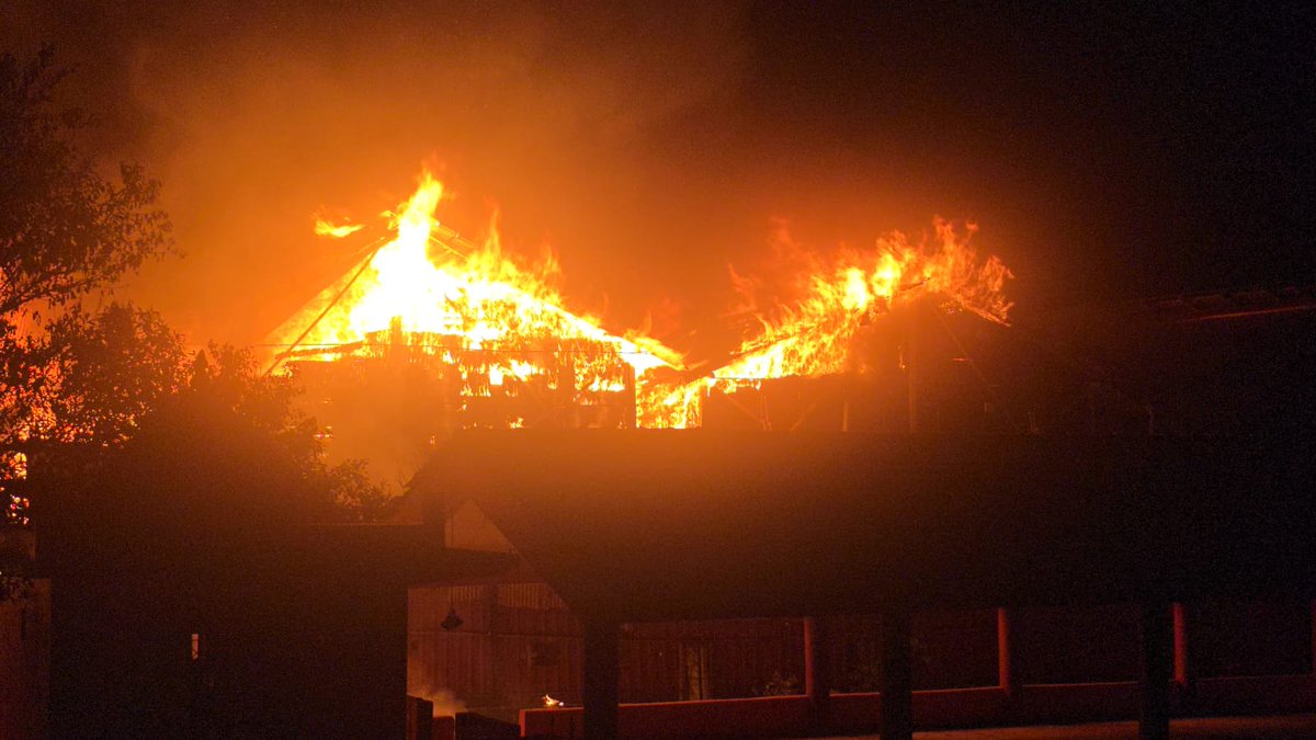 timesofindia's tweet image. #Goa | A beach resort near the #AjobaTemple caught fire, with emergency teams rushing to the spot to bring the situation under control. Further details are awaited.

#GoaNews #Ashwem #Fire