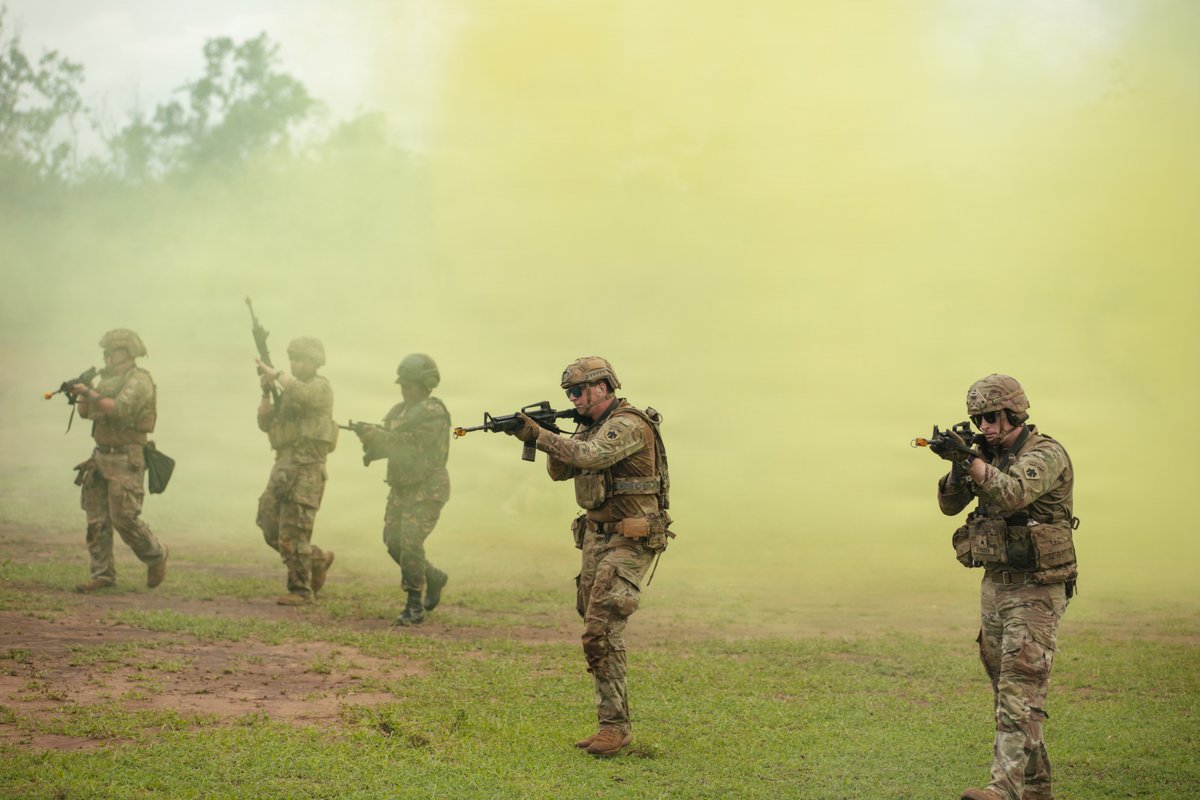 SETAF_Africa's tweet image. Teamwork across borders = mission accomplishment

The Nebraska Army National Guard's #Soldiers and the Tanzania People’s Defence Force joined forces in a simulated attack during the closing ceremony of #JustifiedAccord26. 

📸by 1LT Tucker Chase and PFC Alva Gonzalez