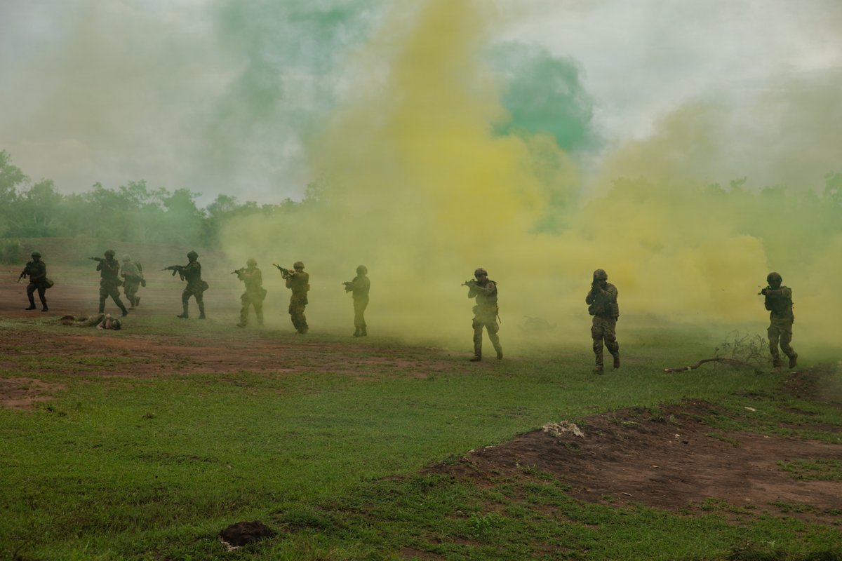 SETAF_Africa's tweet image. Teamwork across borders = mission accomplishment

The Nebraska Army National Guard's #Soldiers and the Tanzania People’s Defence Force joined forces in a simulated attack during the closing ceremony of #JustifiedAccord26. 

📸by 1LT Tucker Chase and PFC Alva Gonzalez