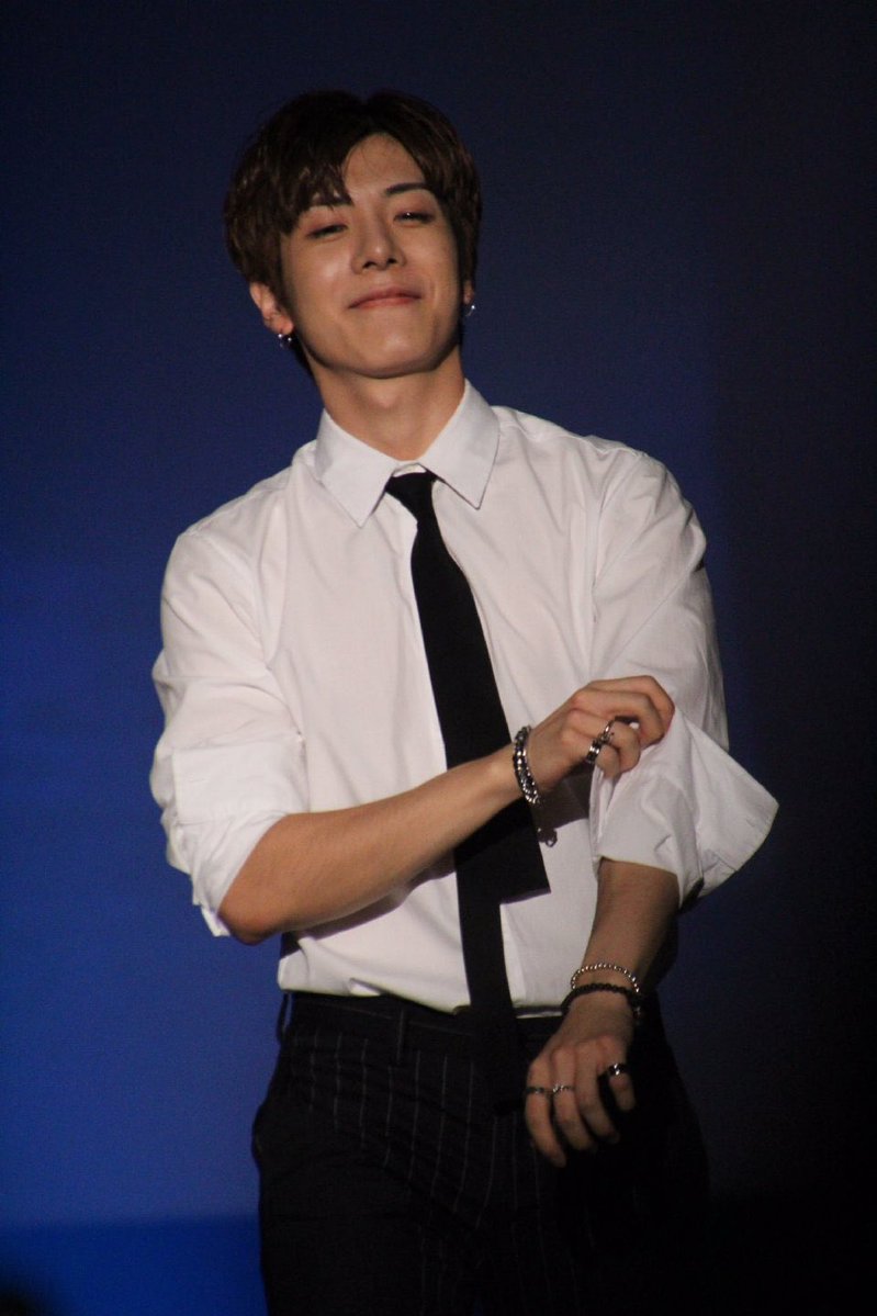 단정하게 셔츠 다 잠그고 넥타이도 곧고
정석처럼 입었는데 소매 걷는 제스처에
실버 악세사리 잔뜩 해도 투머치 아니고 
잘 어울리는 게 너무 좋아서 눈물남

아 보고 싶다 김재호 ㅠ.ㅠ