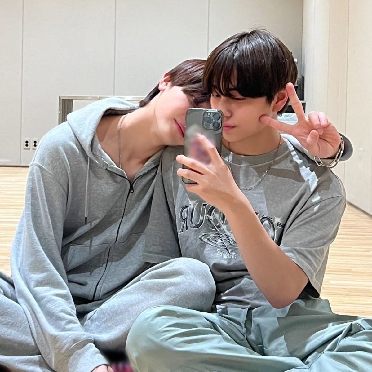 nichonyang's tweet image. they never changed #crying #sobbing