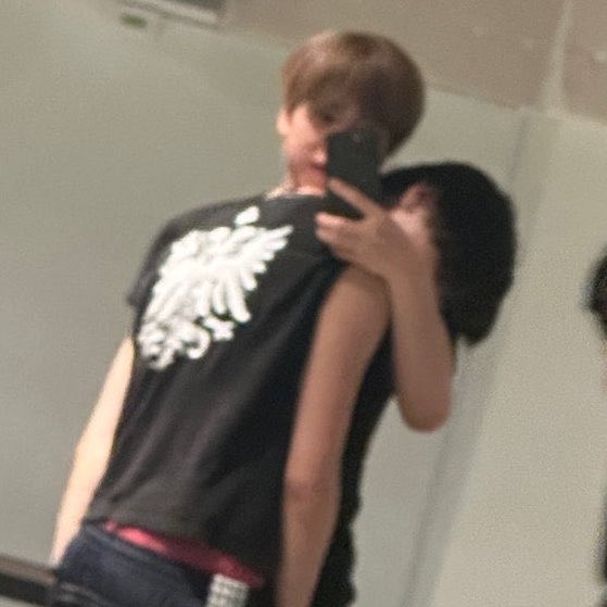 nichonyang's tweet image. they never changed #crying #sobbing