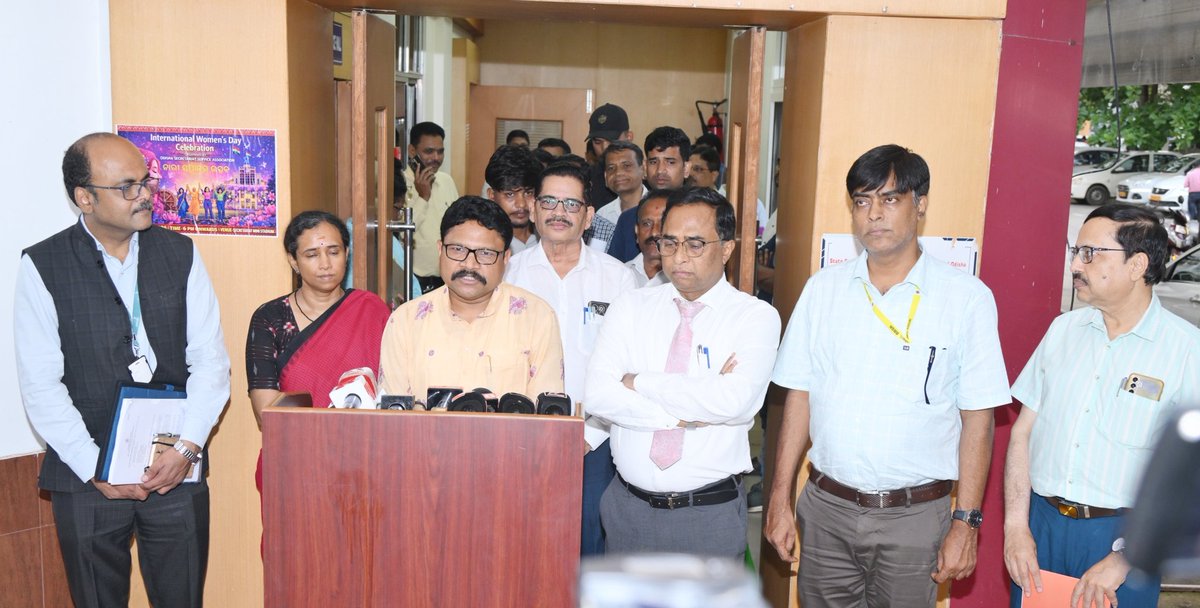 AIIMSBhubaneswr's tweet image. In a landmark step towards strengthening public healthcare delivery at #Rairangapur and surrounding areas, 
a #MoU was signed between @AIIMSBhubaneswr and @HFWOdisha, at the State Lok Seva Bhawan, today in the presence of @HFWOdisha Minister @MahalingMukesh.
@MoHFW_INDIA