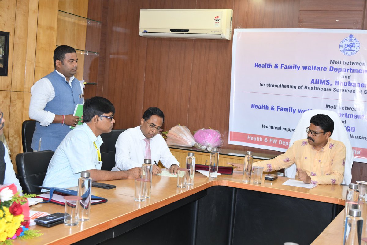 AIIMSBhubaneswr's tweet image. In a landmark step towards strengthening public healthcare delivery at #Rairangapur and surrounding areas, 
a #MoU was signed between @AIIMSBhubaneswr and @HFWOdisha, at the State Lok Seva Bhawan, today in the presence of @HFWOdisha Minister @MahalingMukesh.
@MoHFW_INDIA