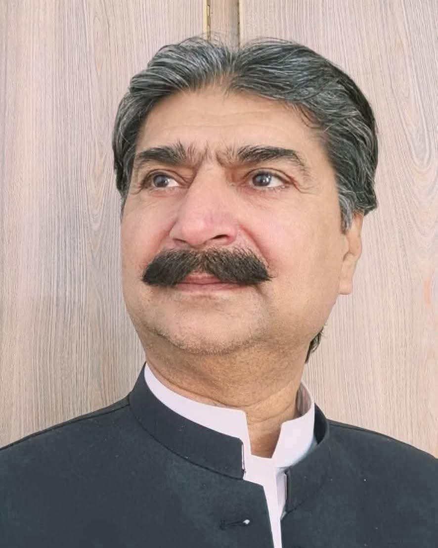 عبدالولی خان یونیورسٹی مردان میں جب مشال خان کو مار دیا گیا اور اسکی لاش کو اسکے گاؤں لایا گیا تو مساجد سے اعلانات ہوئے کہ مشال خان کا جنازہ کوئی نہیں پڑھائے گا نا ہی کوئی اس میں شرکت کرے گا کیونکہ وہ کا*فر ہے، مرتد ہے ۔ خوف اور ڈر کا ایک ماحول تھا ۔ لوگ خوف کے مارے گھروں میں