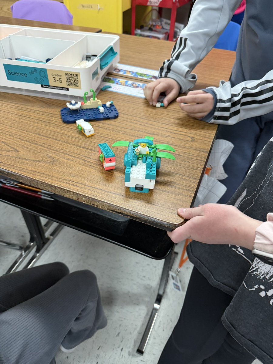 MrB04BBES's tweet photo. Thank you @LEF4LCPS for my teacher grant, which allowed me to purchase my Lego Stem Science kits. My students are loving all the fun lessons. @BAL_Bluff_Tiger @LCPSOfficial https://t.co/ltjCeilZH7